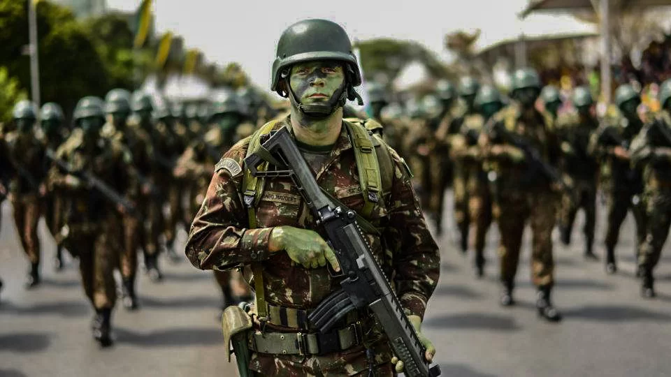 Como as mulheres podem ingressar na carreira militar